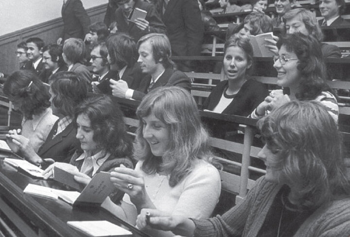 stare zdjęcie auli ze studentami