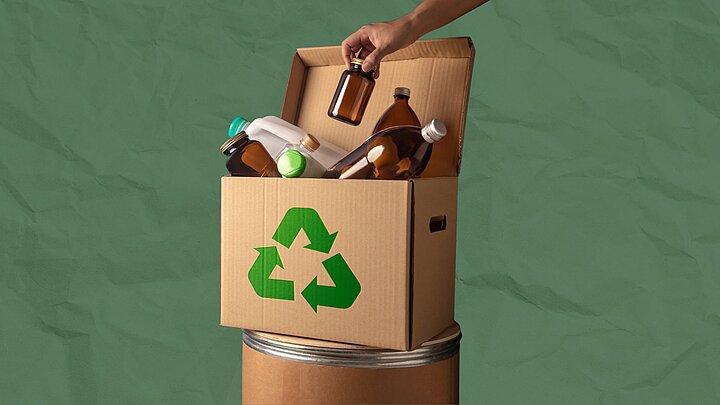 Zdjęcie pudła katronowego z odpadami na zielonym tle