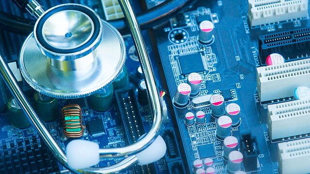 Zdjęcie płytki z elektroniką w powiększeniu