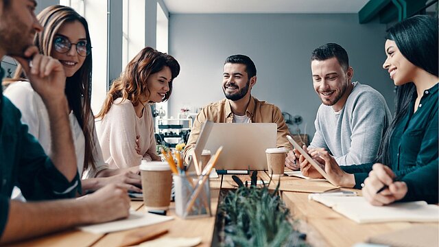 Grupa osób siedząca przy stole