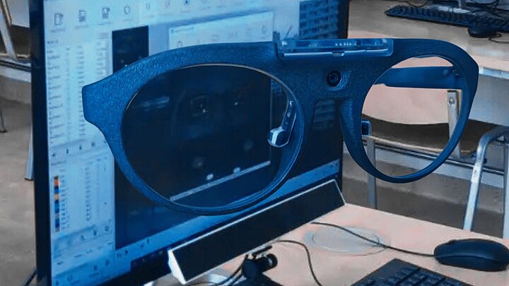 Zdjęcie komputera z eyetrackerem oraz z okularami