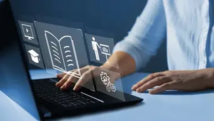 Grafika z laptopem i wystającym z niego szklanym ekranem