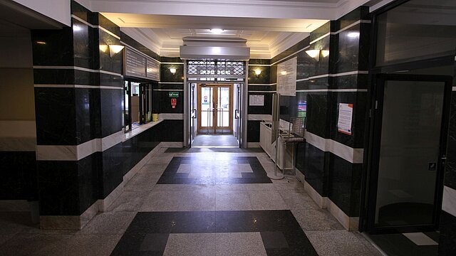 Zdjęcie korytarza wewnątrz budynki wydziału