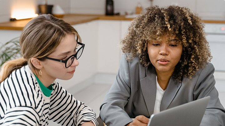 Zdjęcie dwóch kobiet dyskutujących między sobą