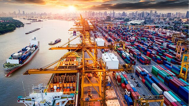 Zdjęcie doku załadunkowego pełnego kolorowych kontenerów i statków