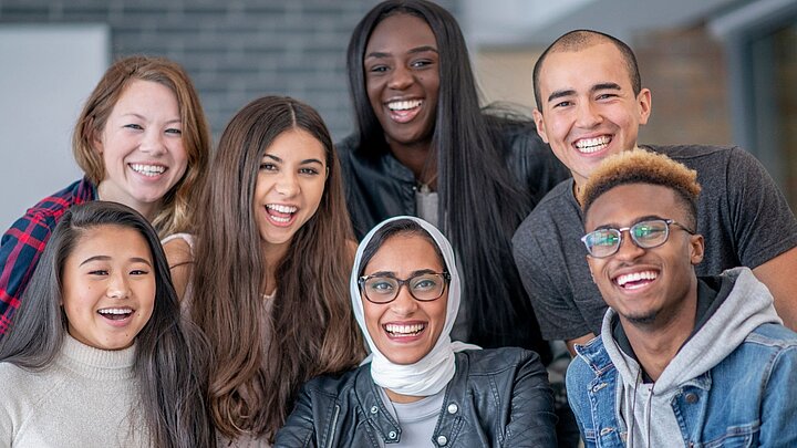 Zdjęcie grupy studentów stojących i uśmiechniętych