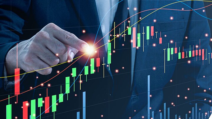 Abstrakcyjne zdjęcie dłoni wskazującej na wygenerowaną cyfrowo kropkę na cyfrowym wykresie