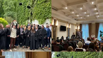 Kolaż czterech zdjęć z ceremonii ukończenia studiów: w lewym górnym i prawym dolnym rogu absolwenci w togach rzucają birety w powietrze na tle porośniętego bluszczem muru; w prawym górnym rogu — ceremonia wewnątrz budynku z siedzącymi absolwentami i mówcą; w lewym dolnym rogu — trzech mężczyzn, z których jeden trzyma duży dyplom lub nagrodę, a publiczność robi zdjęcia.