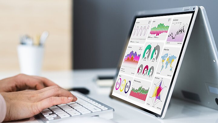 Zdjęcie tableta z oddzielną klawiaturą na którym wyświetlane są wykresy