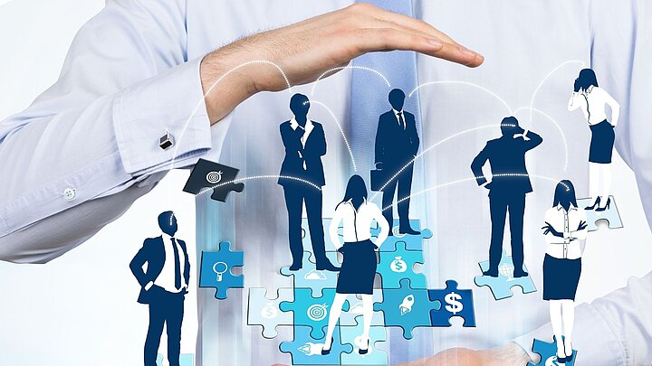 Abstrakcyjna grafika człowieka z dłońmi między którymi są wygenerowane grafiki ludzi