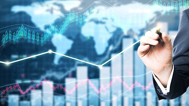 Futurystyczna ilustracja osoby w garniturze wskazującej na holograficzne wykresy i mapę świata, symbolizujące analizę danych i przepisy prawa w obszarze nauki.