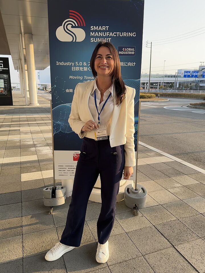 Zdjęcie kobiety na tle baneru smart manufacturing