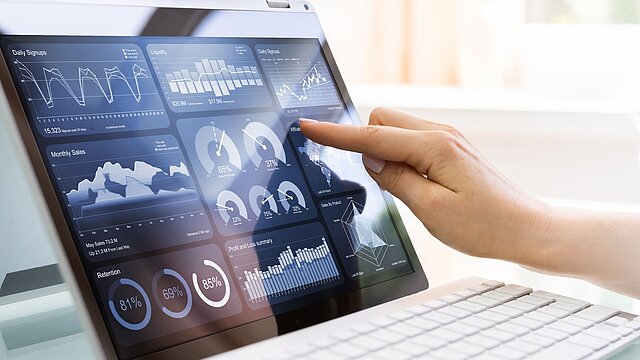 Zdjęcie laptopa na ekranie którego wyświetlane są wykresy