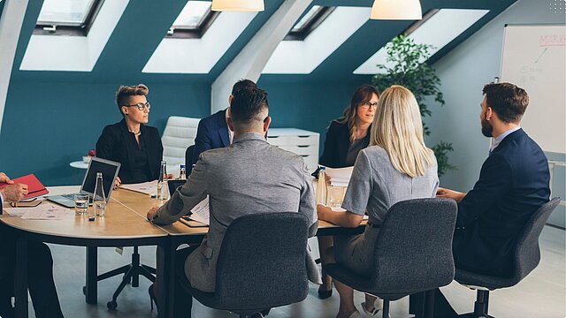 Zdjęcie grupy osób siedzących przy stole