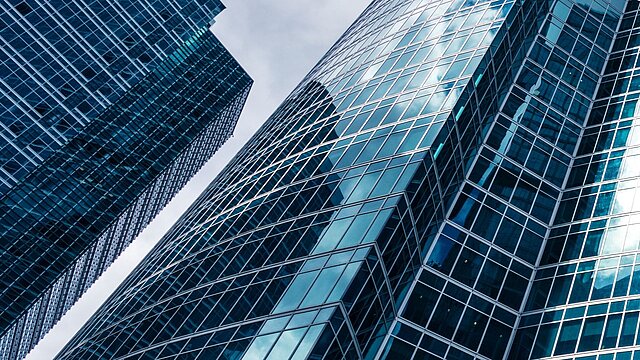 Zdjęcie kilku wieżowców zrobione z dołu