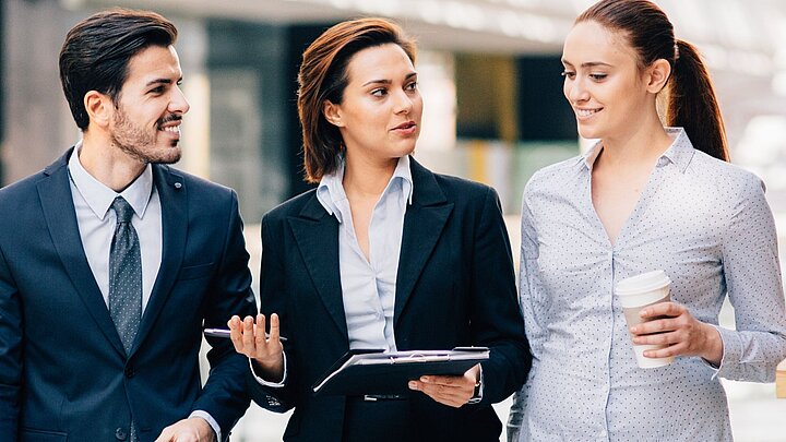 Zdjęcie grupy 3 osób stojących obok siebie