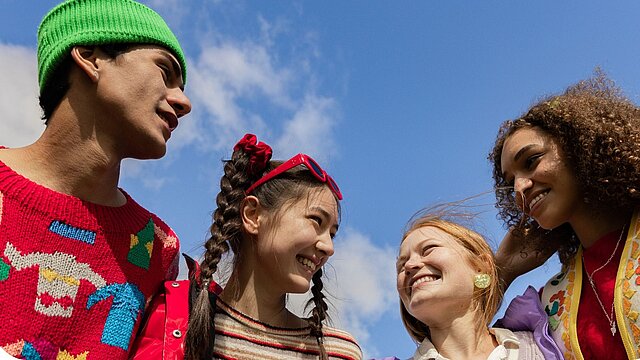 Zdjęcie grupy osób z niebem w tle