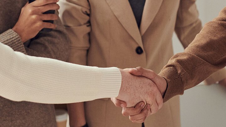 Zdjęcie dwóch osób trzymających w uścisku swoje ręce