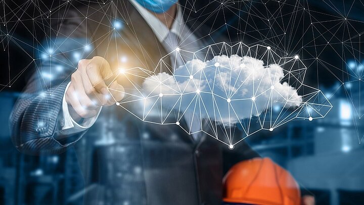 XZdjęcie mężczyzny dotykającego palcem cyfrowy wyświetlacz na którym jest chmura wygenerowanych połączeń sieciowych
