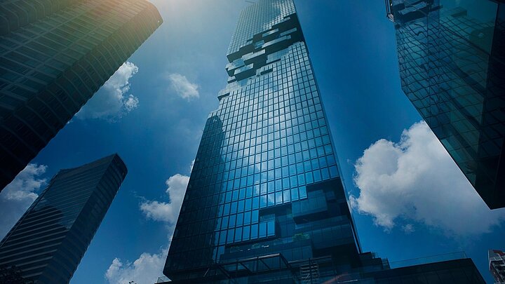 Zdjęcie nowoczesnego biurowca zrobione od dołu