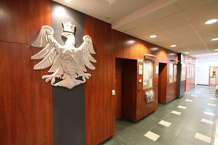 zdjęcie korytarza z godłem AGH