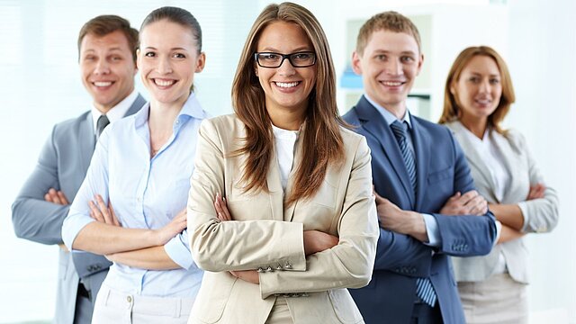 Zdjęcie grupy osób stojących z założonymi rękami