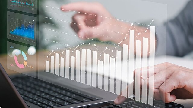 Abstrakcyjne zdjęcie laptopa na tle wykresu