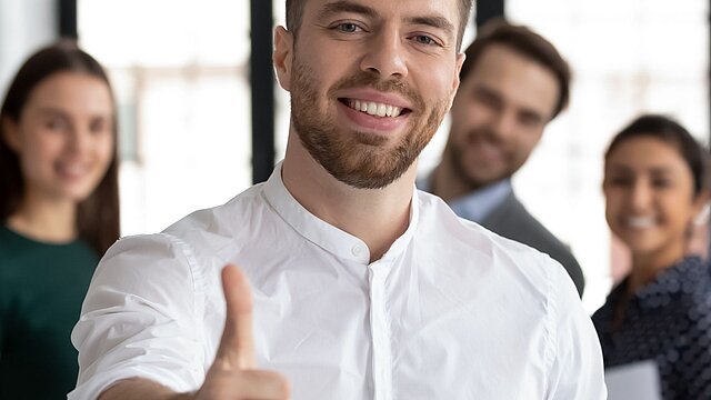 Zdjęcie mężczyzny trzymającego kciuk w górę