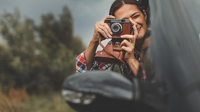 Zdjęcie kobiety robiącej zdjęcie aparatem fotograficznym