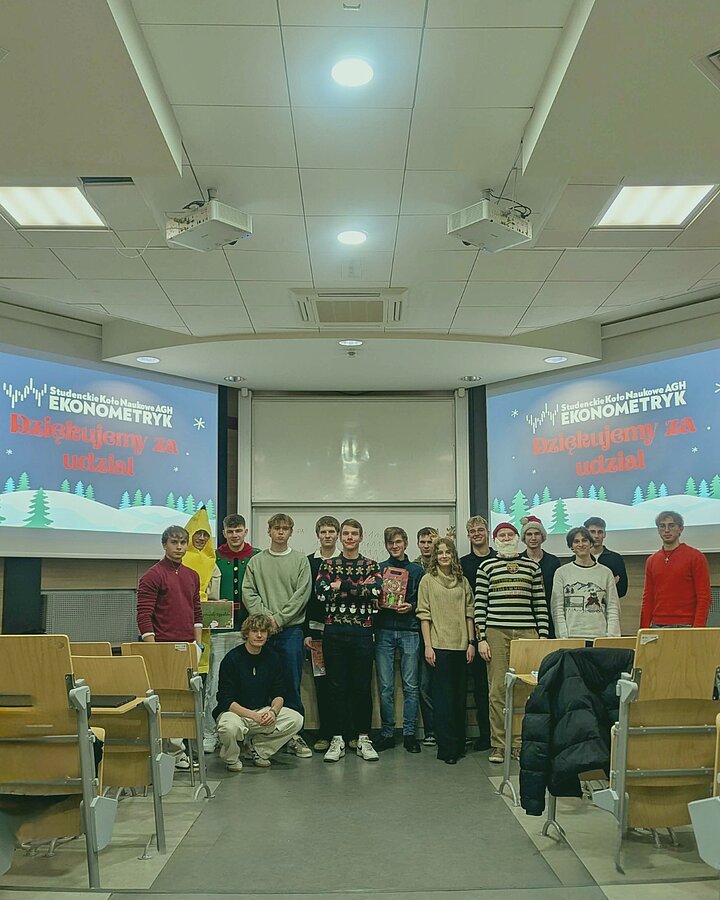 Grupa ludzi z koła Ekonometryk w Auli Wydziału Zarządzania