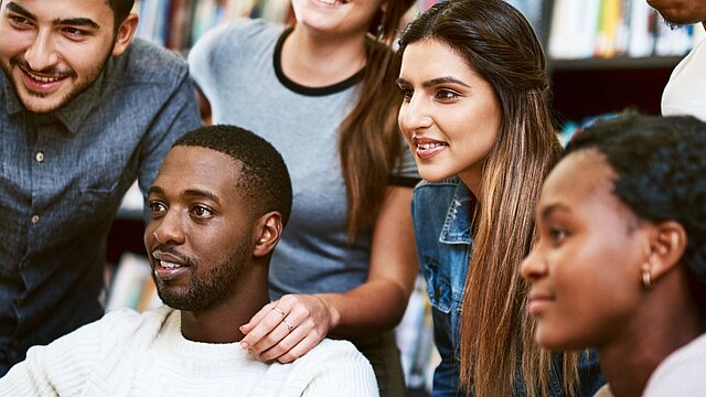 Zdjęcie grupy studentów patrzacych gdzieś w dal