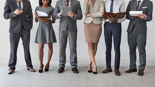 Zdjęcie grupy osób stojących obok siebie w lini