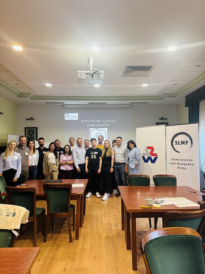 Zdjęcie grupy osób w sali wykładowej na WZ AGH