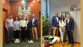 Dwa zdjęcia obok siebie. Po lewej stronie pięć osób stoi przed drewnianą ścianą z dużym białym orłem. Po prawej stronie trzy osoby stoją w biurze z certyfikatami na ścianie i roślinami na stole.