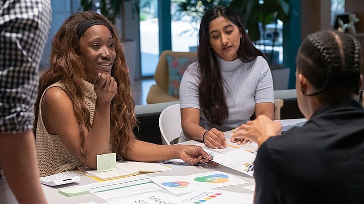 Zdjęcie grupy osób siedzących przy stole