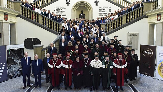 Zdjęcie grupowe na schodach Auli AGH