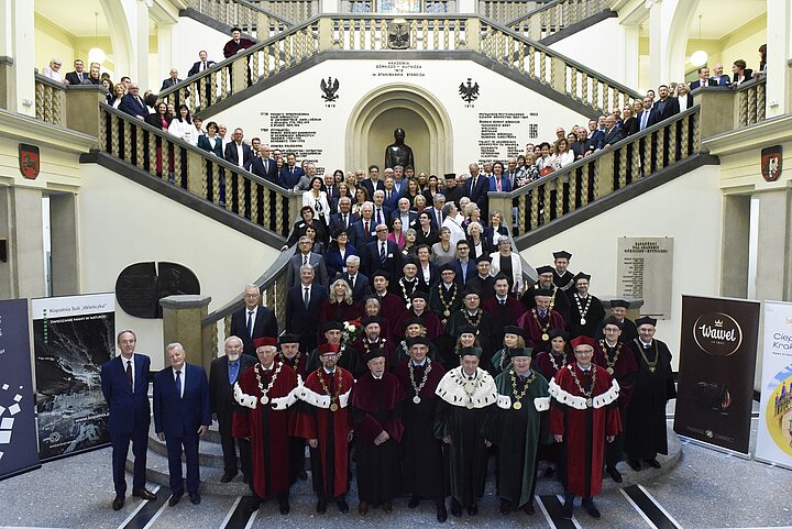Wspólne zdjęcie pracowników i gości na jubileuszu wydziału