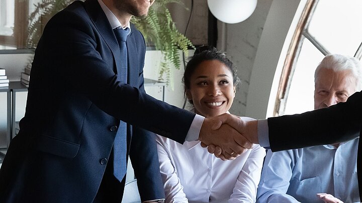 Zdjęcie osób ściskające swoje dłonie