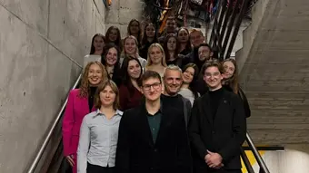 zdjęcie przedstawiające nowy oraz stary zarząd WRSS WZ AGH oraz Dziekana i pozostałych uczestników samorządu