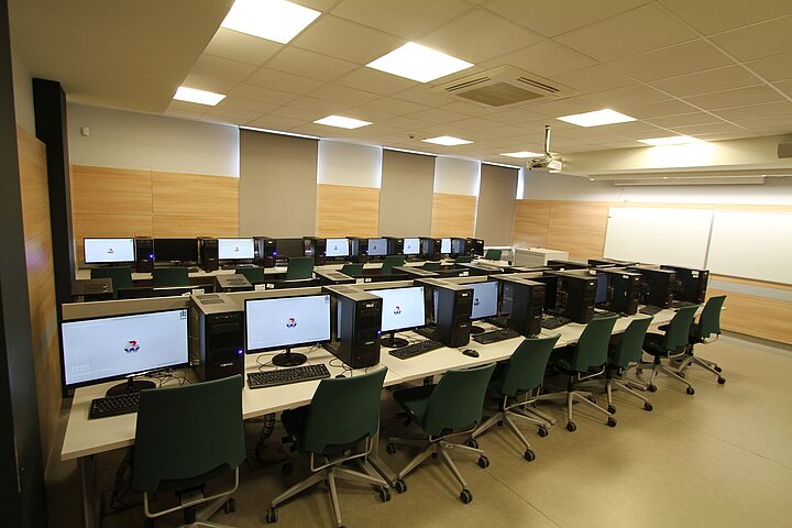 Zdjęcie sali komputerowej ze stanowiskami kompouterowymi