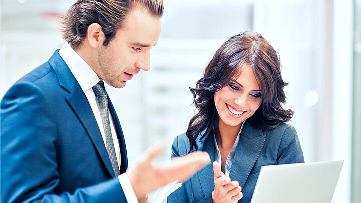 Zdjęcie dwóch osób dyskutujących ze sobą