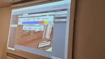 tablica z wyświetlonym ekranem komputera