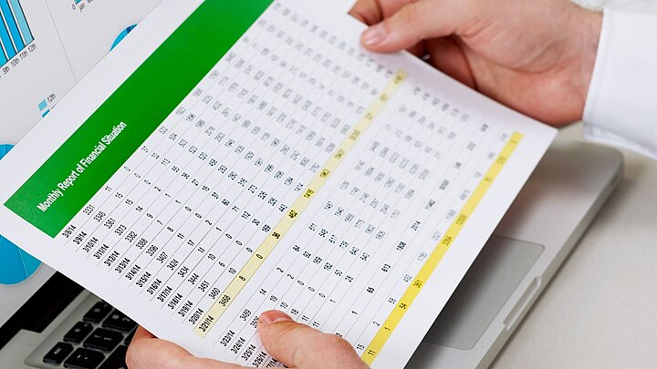 Zdjęcie formularza wypełnionymi danymi finansowymi