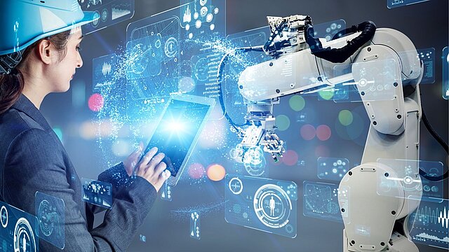 Abstrakcyjne zdjęcie ramienia robora oraz osoby programującej a w tle wygenerowane cyfrowe grafiki