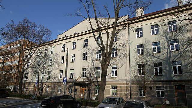 Zdjęcie frontowej części budynki wydziału