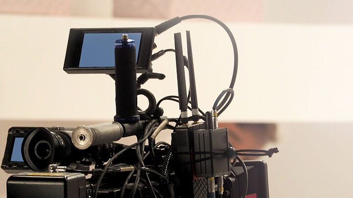 Zdjęcie kamery telewizyjnej skierowanej na ścianę