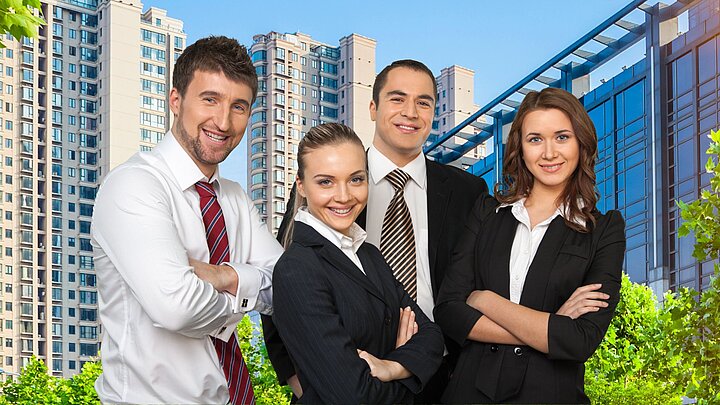 Zdjęcie grupy osób na tle biurowców