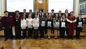 Studenci pierwszego roku WZ AGH podczas uroczystości Inauguracji