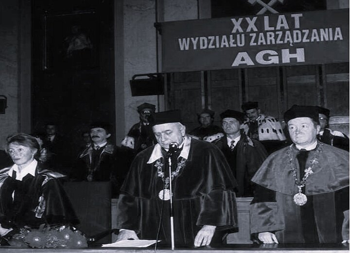 stare zdjęcie z grupą osób