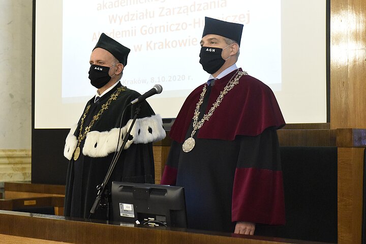 Zdjęcie dziekana i prorektora przed stallami